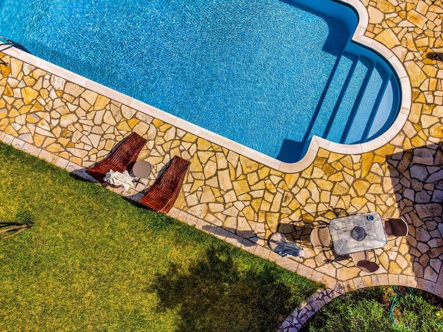 Kamaritis Private Bedroom, Pool View
