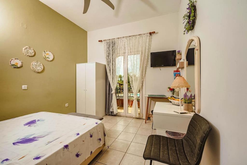 Kamaritis Private Bedroom, Pool View *